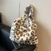 Bolsa de Pelúcia Estampa de Leopardo Feminina 2026 Nova Bolsa Tote de Alto Padrão Moda Bolsa de Pelúcia Grande Capacidade Ombro Único Bolsa de Axila