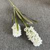 [Material de flor blanca] Arreglo floral de hortensia, rosa, flor de pasto escarchado con decoración de material de hoja de niebla de techo de pasto, flor de simulación para boda