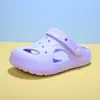 Crocs lisos de EVA em cores sólidas, estilo cartoon infantil, fáceis de customizar, sandálias fechadas para crianças em idade escolar, sapatos de bebê com sola macia, atacado de sandálias