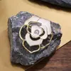 Broche de camelia hueca de alta gama, diseño de nicho, ligero, de lujo, versátil, para chaqueta de traje, accesorio