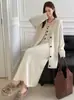 Traje de tricô liso estilo temperamento preguiçoso feminino 2026 outono e inverno novo conjunto de três peças: suéter, cardigã e saia sem alças