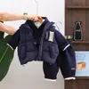 Conjunto de Inverno Espesso para Meninos Novo Modelo 2027 Roupas de Inverno Espessas para Crianças Jaqueta de Algodão Colete Conjunto Quente de Três Peças Moderno para Bebês