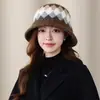 Gorro de punto a cuadros retro de alta gama para mujer, otoño e invierno, cálido y protector de orejas, gorro de pescador, adelgazante, sombrero tipo cubo chic