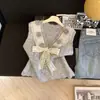 Nuevo Estilo Chaleco de Punto sin Mangas con Encaje Empalmado y Flor Tridimensional para Mujer, Suéter de Invierno de Capa de Moda y Hermoso