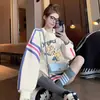 Sudadera Suelta de Líneas Coloridas Súper Popular Otoño e Invierno 2024 para Mujer Estilo Acogedor Dibujos Animados Graffiti Largo Medio Combinación Perfecta Top Moderno