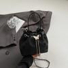 Bolsa Pequena para Mulheres 2025 Verão Novo Estilo Elegante e Estilosa Bolsa Transversal com Corrente Bolsa de Mão Estilo Balde Mini Bolsa Balde