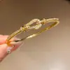 Pulseira Cobra de Alto Padrão para Comércio Exterior, Cravejada com Zircônias, para Mulheres, Pulseira Geométrica Full Diamond de Luxo Leve em Ouro 18K, Atacado do Fabricante