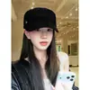 Sombrero de equitación retro de gamuza negra de copa plana, un sombrero de otoño moderno y sofisticado para mujer, diseñado para hacer que el rostro parezca más pequeño, con ala de pico de pato