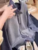 Este ano, camisas xadrez e coletes estilo coreano estão em alta. Este conjunto feminino para primavera e outono apresenta um design preppy, colegial, um efeito emagrecedor e um conjunto de colete de tricô de duas peças.