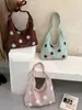 Bolso de hombro retro estilo coreano con pliegues y bordado de estrella, un bolso tote simple y elegante para ir al trabajo, con un diseño cruzado relajado y casual