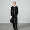 Nuevo Estilo Primavera Temprana 2026 Suéter Negro de Punto de Manga Larga con Cuello Redondo para Mujer con Sentido del Diseño, Botones Coloridos, Elegante, Moderno y Versátil