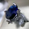 Anillo de Gema de Corindón Azul Camellia Haute Couture Joyería Diseño Lujo Francés Gama Alta Imitación Anillo de Diopsido Natural