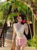 Cardigã de Renda com Cadarço e Decote em V de Manga Longa Estilo Férias Camisola de Renda Conjunto Puro Desejo Feminino Verão Saia Floral Conjunto de Três Peças