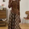 Conjunto de Dos Piezas Ámbar: Top de Manga Larga Estilo Universitario con Lazo y Cintura Ajustada + Falda de Cuadros Retro