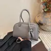 Bolsa Cuadrada Pequeña de Diseño de Nicho para Comercio Exterior Nuevo Estilo Otoño e Invierno 2026 Bolso de Hombro Versátil y Elegante Bolso Cruzado de Moda