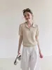 Top de verano para mujer de punto transpirable de manga corta con cuello polo beige estilo 'old money' francés, con un diseño de alta gama, adelgazante y que ciñe la cintura
