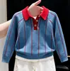 Roupa Infantil Coreana 2026 Outono/Inverno Nova Chegada Conjunto de Tricô Cor Café para Meninas com Suéter com Capuz e Pom-pom e Calça Reta Conjunto de Duas Peças