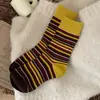 Meias Coloridas com Listras Cor Âmbar para Outono e Inverno Meia de Cano Médio Retrô Feminina Meia Quente de Algodão Penteado Feminino Ins