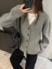 Cardigan suéter novo estilo W2026 outono e inverno para mulheres, cor sólida, casual, versátil, tricô com decote V, modelagem solta, efeito emagrecedor, peça de outer wear