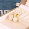 S925 Certificado de Prata Hetian Jade Elegante Elegante Feminino Estilo Nacional Chinês Retro Seguro Quadrado Gancho de Orelha