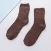 Color caramelo 21 colores color sólido Calcetines de tubo planos cálidos para mujer forro polar de coral calcetines para el suelo del hogar calcetines de medio terciopelo venta al por mayor
