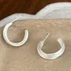 Pendientes europeos y americanos de nicho de lujo ligero, de alta gama, minimalistas, con línea mate, versátiles para el uso diario, pendientes únicos y elegantes para mujer