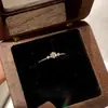 Anillo Casual de Diamantes Completos Ultra Fino para Mujer, Lujo Simple y Accesible, Gama Alta, Anillo Brillante Apilable de Diamantes para Dedo Índice Nuevo Estilo 2025
