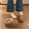 Sapatos de Algodão Grossos com Pelúcia Curta de Cano Baixo Femininos 2026 Inverno Novos Sapatos Peludos de Calçar Rápido Botas de Neve Quentes para Exterior