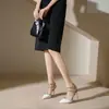 Sandálias de Salto Alto Fino com Bico Apontado, Estilo Nicho Sexy com Tachas, Novo Design Primavera/Verão 2025 para Mulheres