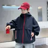 Jaqueta com capuz para meninos, novo estilo primavera/outono, inspirada em roupas de trabalho, color blocking, com zíper, modelagem solta, à prova de vento, moderna para crianças mais velhas