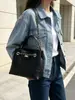 Bolso de hombro de gran capacidad para ir al trabajo, con un patrón de rombos en color contrastante y detalle de cadena, perfecto para otoño e invierno, con un cierre giratorio metálico