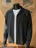 Camisa Masculina de Manga Longa com Gola Cubana Estilo Old Money, Camisa Básica Versátil de Primavera com Bolsos Canguru Texturizados, Jaqueta Vintage de Cor Sólida