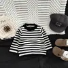 Ins estilo coreano 2026 Otoño/Invierno Nuevo Mono de Punto Rayado para Bebé con Broches y Tirantes Conjunto de Dos Piezas para Exterior de Bebé