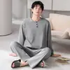 Pijama popular de algodón puro para hombre, nuevo modelo 2026, de manga larga y pantalón largo, adecuado para adolescentes para usar afuera, ropa casera casual simple