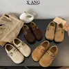 Zapatos de mujer tipo Birkenstock, completamente cerrados, con cubierta de piel, que aumentan la altura, colección otoño/invierno 2026, mocasines casuales sin cordones
