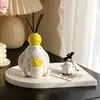 Ornamento aromático em formato de coelho de orelhas caídas segurando uma flor com porta-velas, adequado para quarto, escrivaninha e decoração de casa, criando uma atmosfera aconchegante, uma ótima decoração de presente para casa