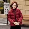 Jaqueta acolchoada de algodão moderna e popular para mulheres, estilo curto, espessa para aquecimento, adequada para mulheres de meia-idade e idosas, casaco de inverno estiloso para mães e avós
