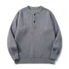 Rumeng marca de moda retro estilo japonés, suéter para hombre con cuello Henley de punto acanalado vertical, peso pesado y corte holgado, perfecto para usar en capas en otoño