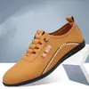 Zapatos ligeros de cuero sin cordones, nuevos zapatos casuales de primavera/verano para hombre, zapatos de conducción de superficie suave y suela blanda, zapatos casuales ligeros
