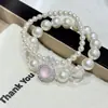 Pulsera de Doble Capa con Perlas Redondas de Cristal Blanco Natural y Lazo Completo de Diamante para Mujer, Lujo Ligero, Sensación Noble y de Alta Gama