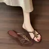 Encuentro Cercano Temporada 2026 Nuevas Chanclas Sexy de Tacón Kitten Retro para Mujer, Sandalias Abiertas de Verano con Clips para Dedos de los Pies con Pedrería