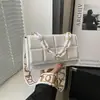 La popular bolsa cuadrada pequeña para mujer con cadena de este año 2024 nueva bolsa cruzada casual simple bolso de hombro de moda para mujer