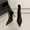 Botas de tornozelo femininas de salto alto e bico fino com zíper traseiro, nova coleção outono/inverno 2025, couro envernizado preto, estilosas e que afinam