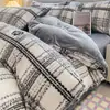 Conjunto de cama de quatro peças genuíno, espesso e confortável para o inverno, apresentando um esquema de cores cremoso e tecido macio de veludo de bebê; também disponível como um conjunto de três peças em fleece de coral