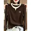 Camiseta feminina de algodão puro de manga longa, com gola de botão de duas peças falsas, nova moda 2026, top versátil na cor café para o outono
