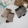 Meias Femininas Outono e Inverno Meias Listradas Japonesas de Comprimento Médio Estilo Coreano Fofas ins Meias de Algodão da Moda Pilhas de Cores Retrô