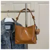 2025 Nova Bolsa de Ombro Cor Sólida Estilo Simples Moda Estilo Hong Kong Cor Vibrante Bolsa de Balde de Alto Padrão Bolsa de Axila de Alta Qualidade