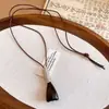 Collar con colgante de madera y cordón de cuero, moderno, a la moda, versátil, elegante, cadena para suéter, lujo ligero, sensación de alta gama, venta al por mayor de joyería