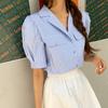 Camisa a Rayas de Manga Corta con Botón Dorado Pequeño Estilo Retro 2026 para Mujer, Nuevo Estilo de Verano, Corte Holgado, Cuello de Solapa, Mangas Abullonadas, Top Elegante