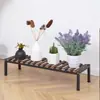 A Borda do Parapeito da Janela da Varanda é Alargada com um Suporte de Flores de Camada Única, um Parapeito Estreito de Chão e um Suporte Longo de Vasos de Flores para a Varanda